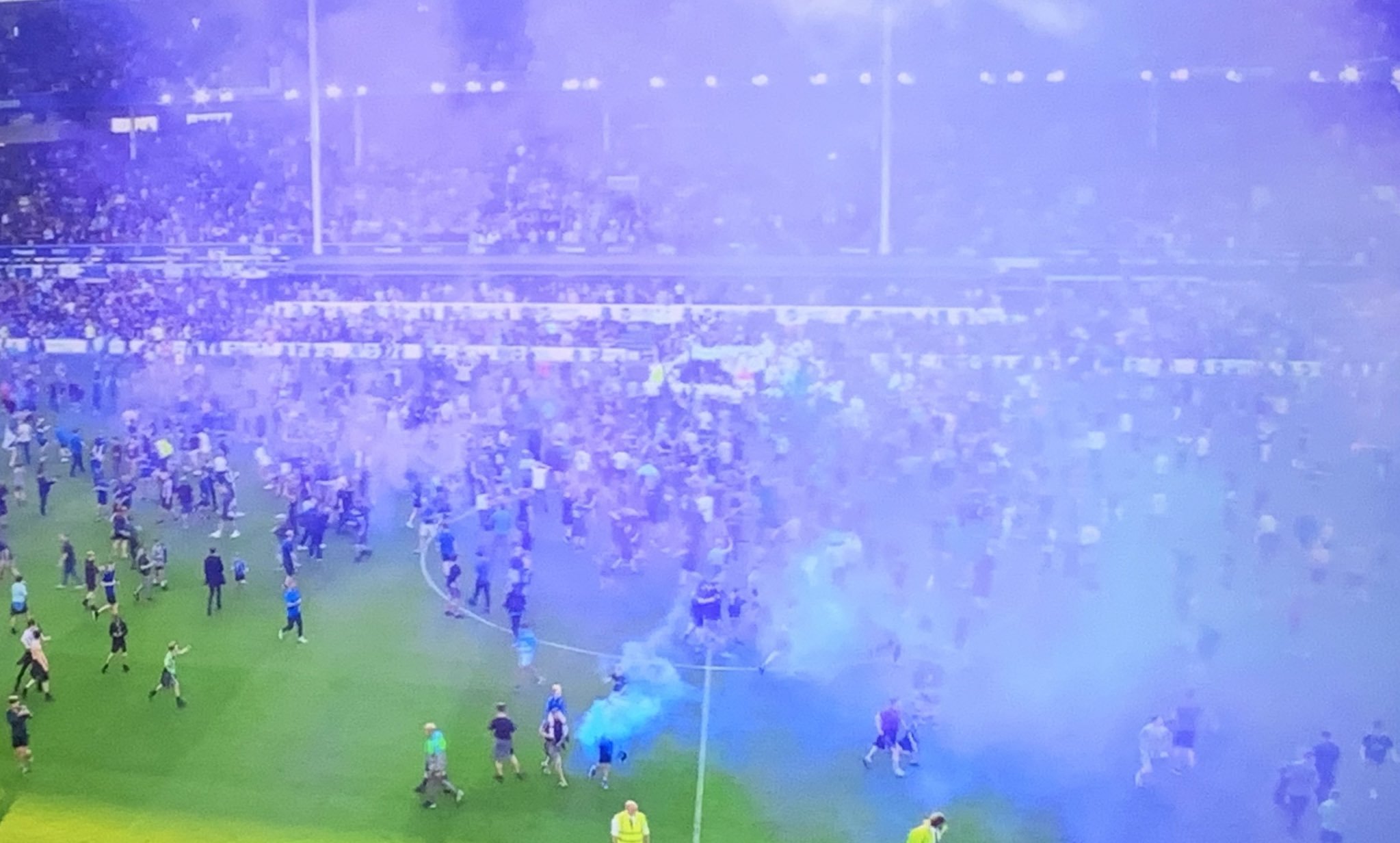 Η Έβερτον μένει στην Premier League και... χαμός! 