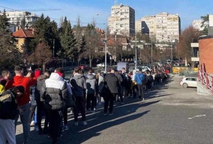 Πανικός για ένα εισιτήριο