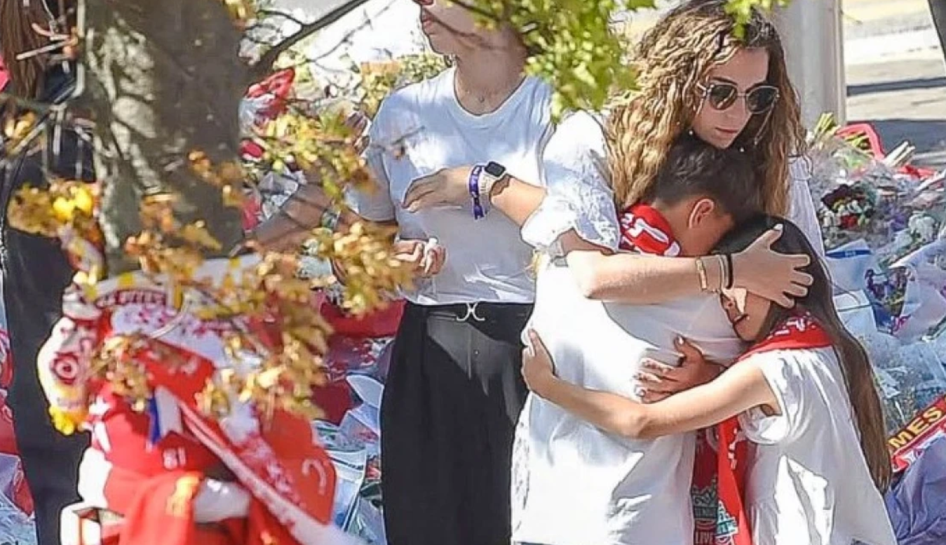 Στο Άνφιλντ με τα παιδιά της η σύζυγος του Ζότα