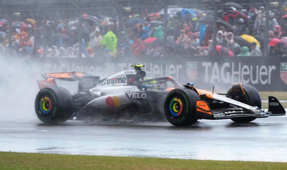 Κυριαρχία Νόρις και McLaren στο χαοτικό GP του Σίλβερστοουν