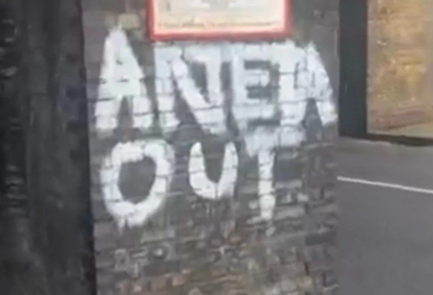 "Arteta out": Οπαδοί της Άρσεναλ βανδάλισαν τοιχογραφίες του Αρτέτα στο Λονδίνο