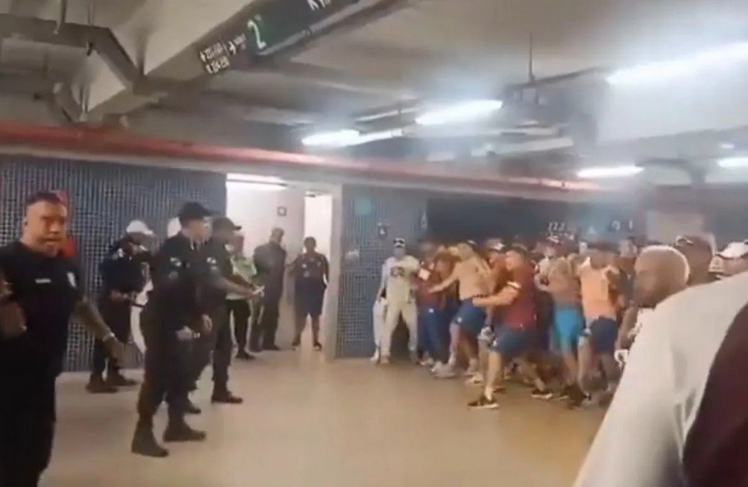 Επεισόδια μεταξύ οπαδών με την αστυνομία (βίντεο)