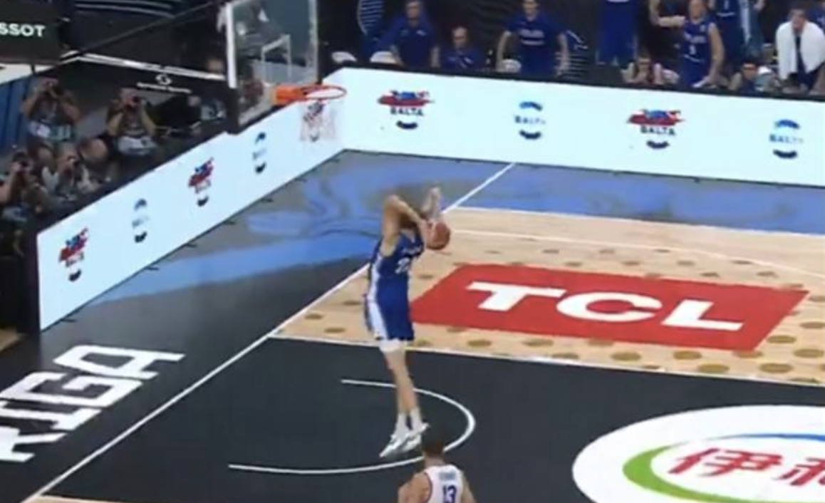 Απίθανο tomahawk κάρφωμα του Μούουρινεν και «μανούρα» στη συνέχεια με τον Γιόβιτς! (βίντεο)