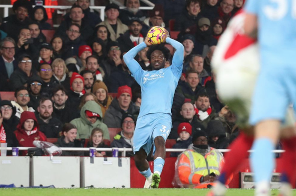 H «νέα συνήθεια» που έρχεται στην Premier League: Τα πλάγια άουτ, γίνονται... κόρνερ!