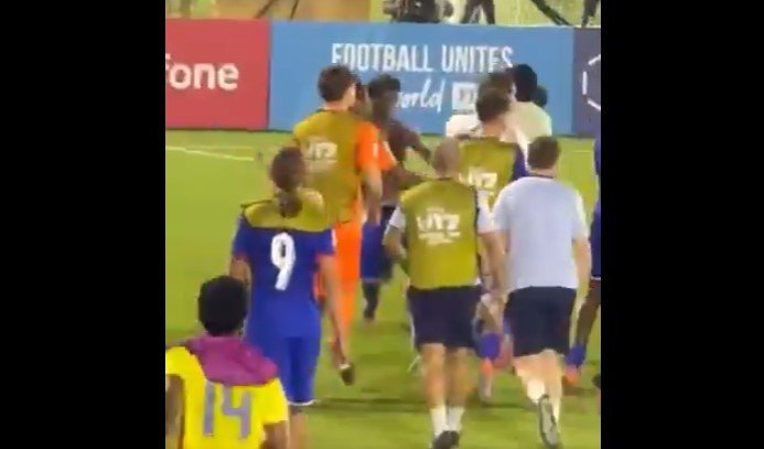 Χάος στο Μουντιάλ U17: Ξύλο με παίκτες και... συγγενείς στο Γαλλία-Κολομβία! (Βίντεο)