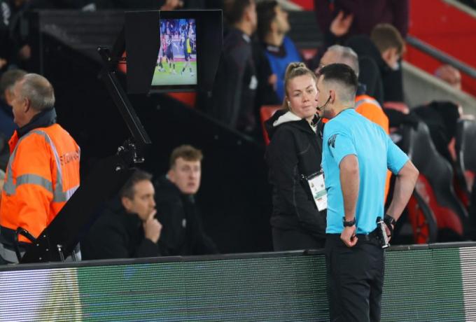IFAB: «Δύο διαιτητές και κατάργηση βοηθών»