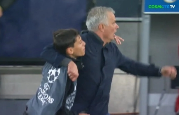  Η τρέλα και η αγκαλιά με το ball boy στο γκολ του Τρούμπιν