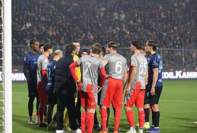 Συνελήφθη ο 19χρονος οπαδός που έριξε φωτοβολίδα στον Αουντέρο
