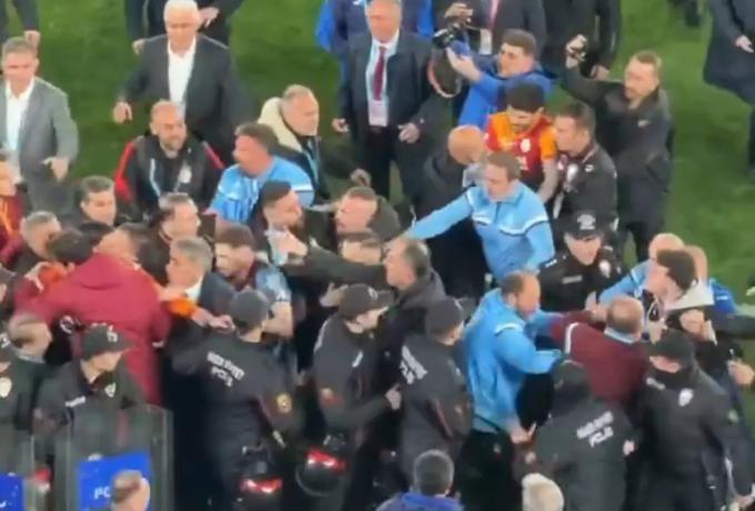 (Βίντεο) Σκηνές χάους... με συμπλοκή παικτών