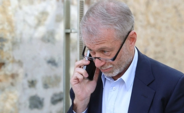 Αψηφά την αγγλική κυβέρνηση για το αδιέξοδο των 2,3 δισ. ευρώ