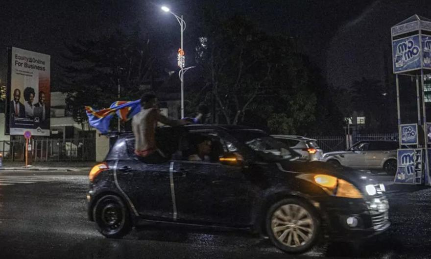 Χιλιάδες στους δρόμους, χορεύοντας μέσα στη… θεομηνία μετά την πρόκριση στο Μουντιάλ!