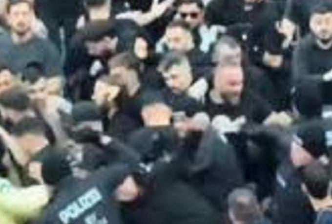(Βίντεο) Οι οπαδοί της Φενέρ... έπαιξαν ξύλο μεταξύ τους!