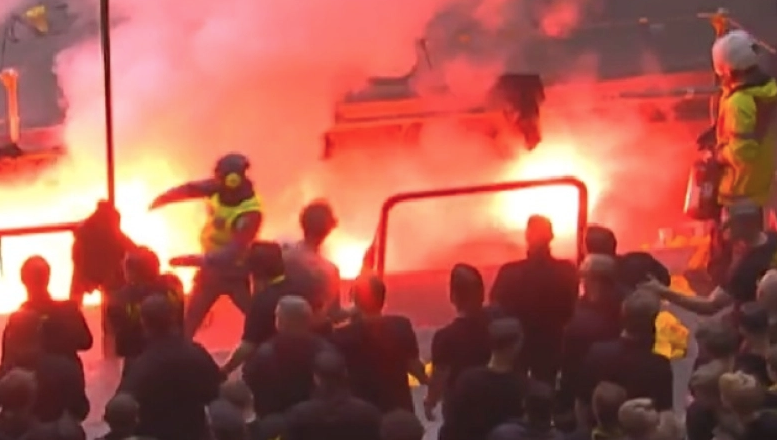 Απρόοπτο στο ντέρμπι της Στοκχόλμης με φωτιά μέσα στο γήπεδο