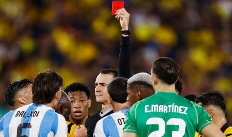  Η FIFA αλλάζει τον κανονισμό, δεν «μεταφέρονται» οι κόκκινες των προκριματικών στην τελική φάση