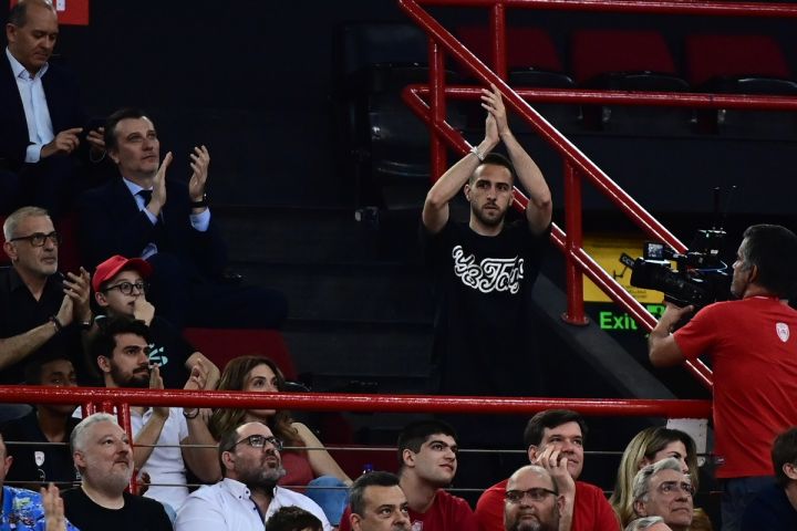 Ο Κώστας Φορτούνης σε στιγμιότυπο πριν από την έναρξη του αγώνα Ολυμπιακός - Φενέρμπαχτσε για την 34η αγωνιστική της EuroLeague | 12 Απριλίου 2024