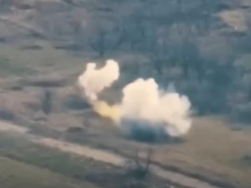 Η στιγμή που ομάδα Ρώσων στρατιωτών συνθλίβεται από πύραυλο (βίντεο)