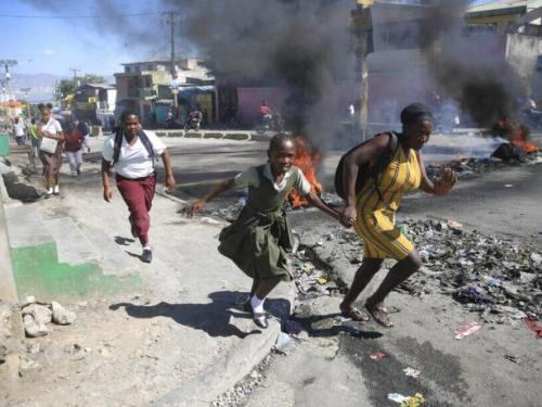 Χάος στην Αϊτή: Έξι αστυνομικοί δολοφονήθηκαν από μέλη συμμοριών