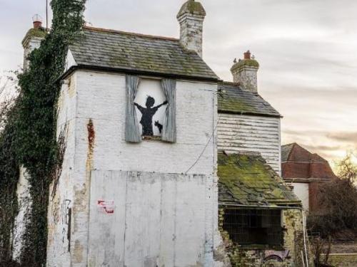 Ποιος είναι ο Banksy; - Οι θεωρίες και η δικαστική διαμάχη που απειλεί να αποκαλύψει την ταυτότητά του