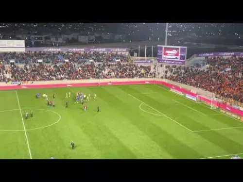 ΟΛΕ-ΟΛΕ με τον κόσμο οι παίκτες του ΑΠΟΕΛ