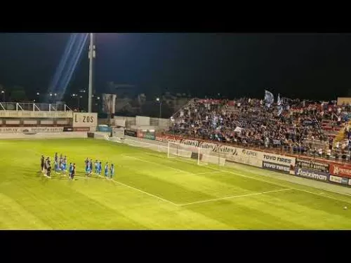 Χώμα που περπάτησα μετά το τέλος του αγώνα/ Παίχτες και κόσμος τραγούδησαν μαζί.