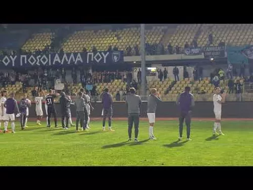 Παίχτες Πάφου με οπαδούς μετά το διπλό