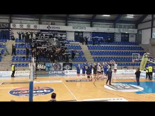 Οπαδοί Απόλλων μετά τη νίκη της γυναικείας ομάδας Βόλεϊ επί της Σαλαμίνας
