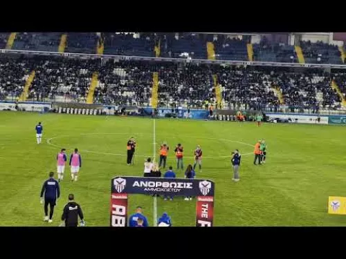 Χειροκρότημα από όλο το γήπεδο στα παιδιά με τροχοκάθισμα