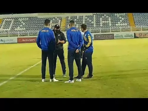 Κόουτς και παίκτες ΑΠΟΕΛ βλέπουν τον αγωνιστικό χώρο