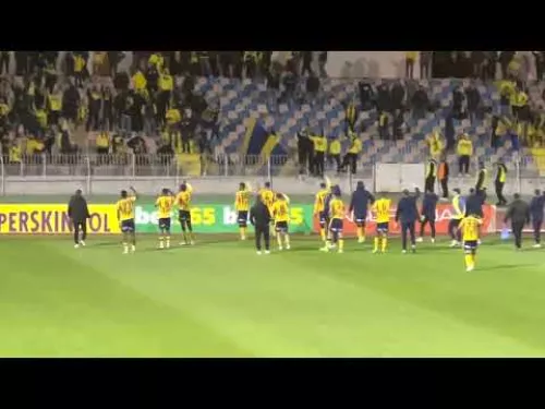Τέλος αγώνα (Ολυμπιακοί και ΑΕΛιστες τραγουδούν και χειροκροτούν για τις ομάδες τους)