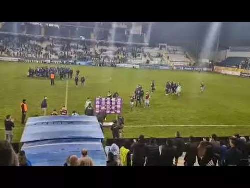 Χειροκρότημα σε παίχτες της ΕΝΠ από τους οπαδούς της Ανόρθωσης