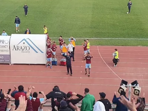 Χειροκρότημα και "Χρονιά Πολλά"