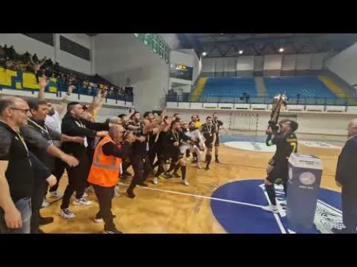 Απονομή κυπέλλου στην ΑΕΛ