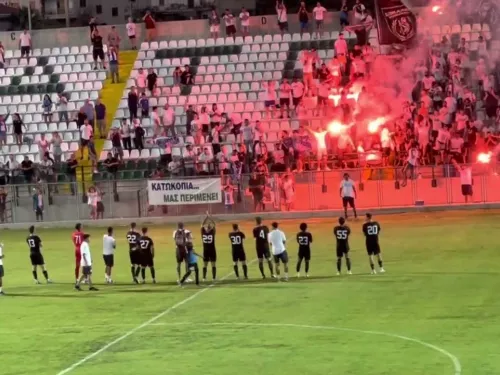 Σύνθημα με τους παίκτες στο τέλος του φιλικού (Δόξα-Απόλλων)