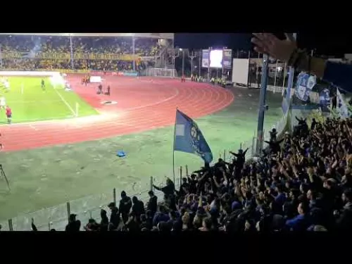 "Και ξανά τραγουδάμε για την προσφυγιά πίστα,  και ξανά τραγουδάμε για την προσφυγιά πιο δυνατά "