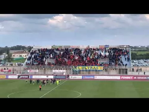 ΟΛΕ-ΟΛΕ από παίκτες - Πορτοκαλί και σύνθημα τίτλου