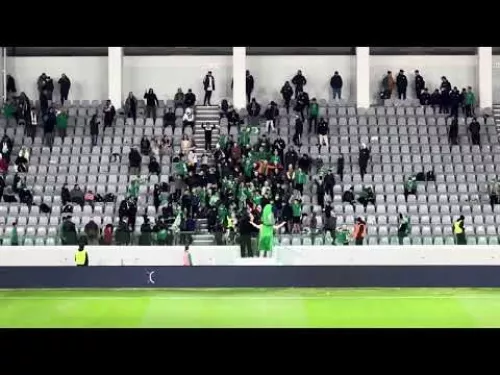 Η μασκότ του Αρη μοίρασε φανέλες