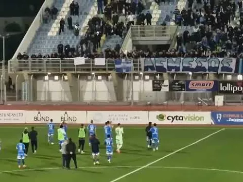 Τραγούδι οι Απολλωνίστες, χειροκρότημα οι παίκτες