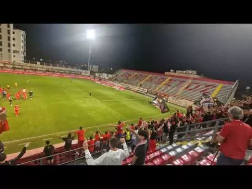 Χώμα που περπάτησα-Ντιρλι Ντιρλι από τους οπαδούς της Νέας Σαλαμίνας