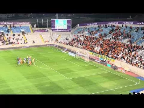 Χειροκρότημα από τον κόσμο του ΑΠΟΕΛ (vs Άρης)