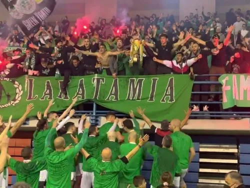 Το τρόπαιο στους οπαδούς της Ομόνοιας!