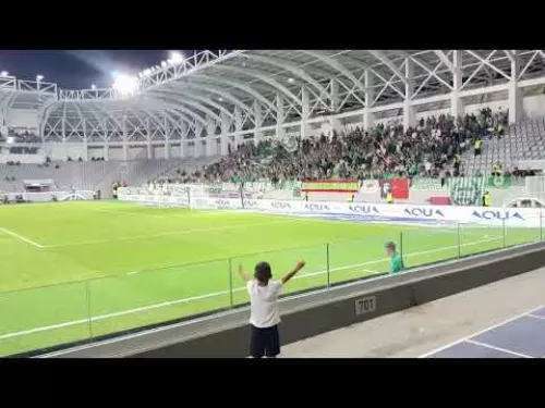 Ο μικρός Ομονοιάτης τραγουδάει το σύνθημα με φόντο τους οργανωμένους