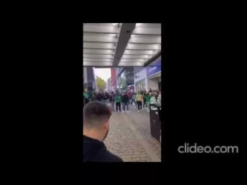 Συνθήματα από Ομονοιάτες στο κέντρο του Manchester (12/10)