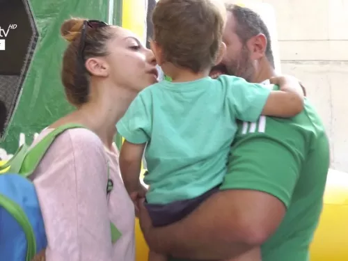 Ολοένα και περισσότερες οικογένειες στο γήπεδο, όμορφες στιγμές στο Fan Day!