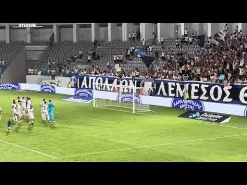 Παίχτες Απόλλωνα με κόσμο μετά το Χ με Οθελλο στη πρεμιέρα 19/8