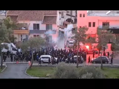 Η Θύρα 1 έξω από το Τσίρειο