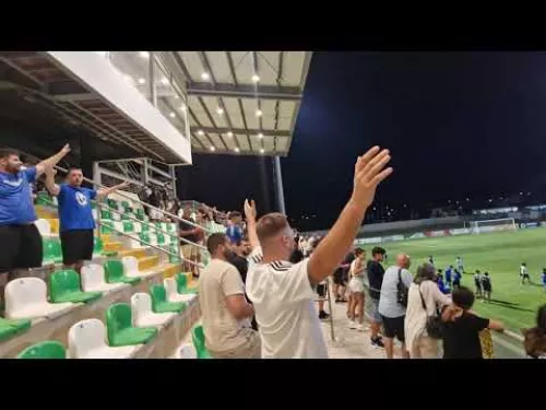 Χώμα που περπάτησα στο τέλος του φιλικού.