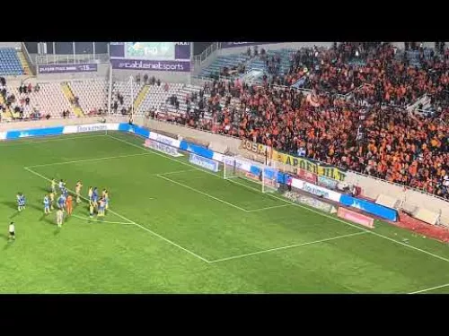 Χειροκρότημα από παίκτες στο κόσμο του ΑΠΟΕΛ (vs ΑΕΛ)