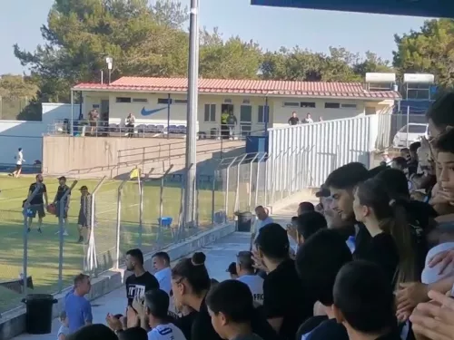 ΑΠΕΑ-ΑΕΛ: Χειροκρότημα ποδοσφαιριστων ΑΕΛ στην εξεδρα...