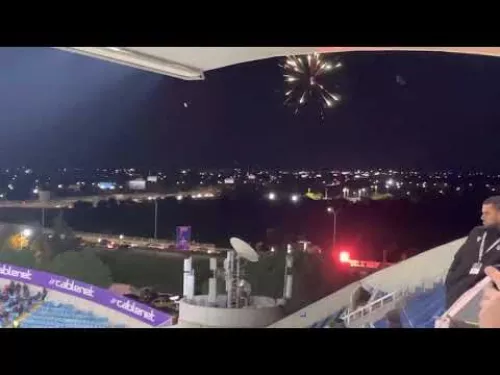 Πορεία Πορτοκαλί με πυροτεχνήματα