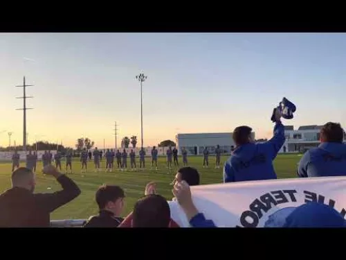 Παίκτες με κόσμο στην προπόνηση